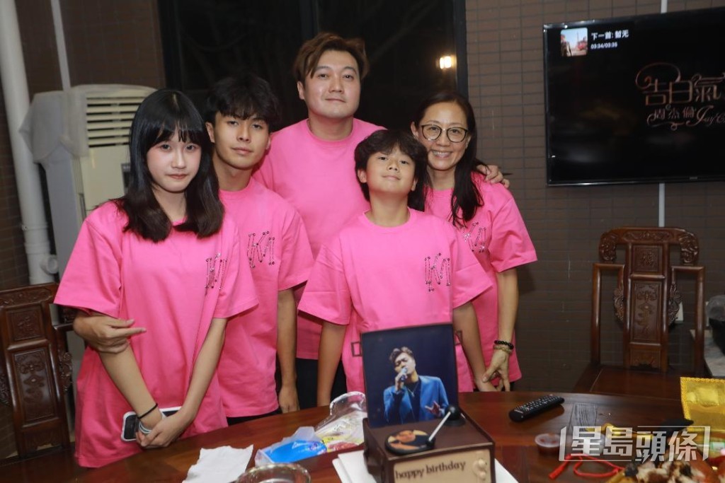 王嘉明和母親及兩子合照。 王嘉明和母親及兩子合照。