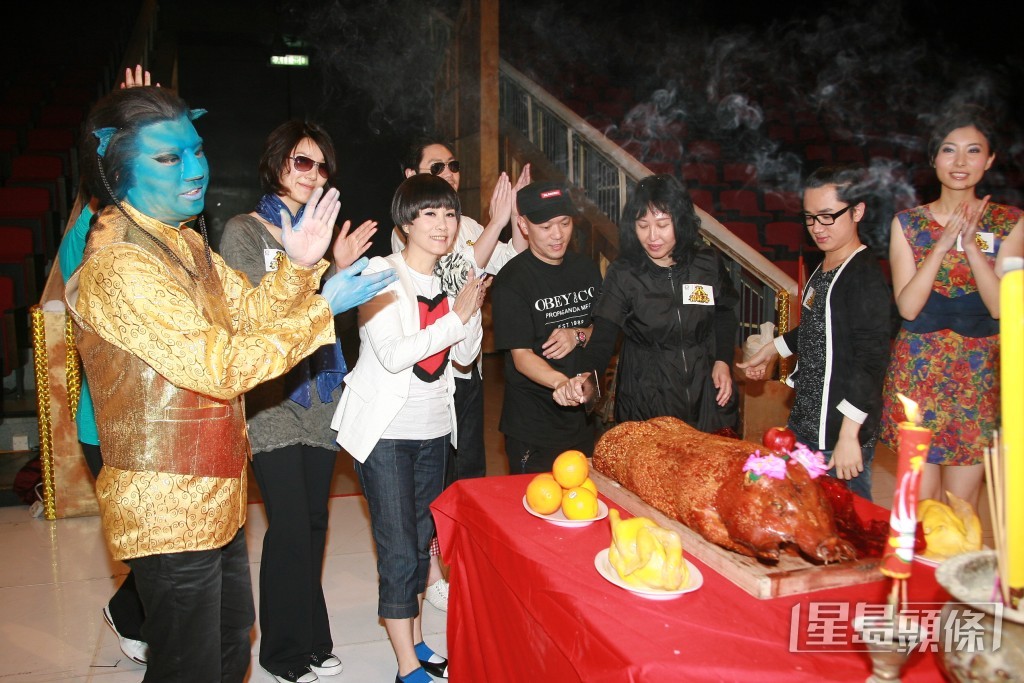 令人联想起王祖蓝与阮兆祥曾在节目中扮阿凡达报新闻。