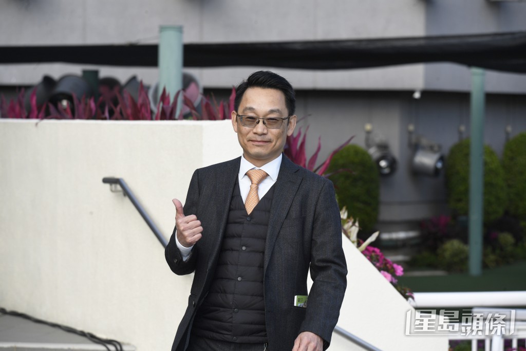 今朝「大浪圖田」課後丁冠豪匆匆到機坪接馬。