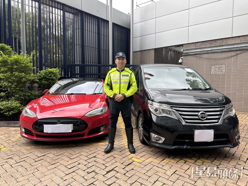 行動中截獲的兩部私家車。梁國峰攝 行動中截獲的兩部私家車。梁國峰攝
