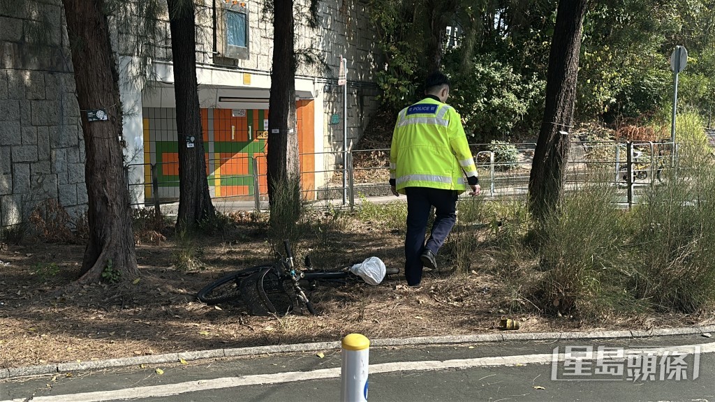 單車由警員檢走調查。 單車由警員檢走調查。