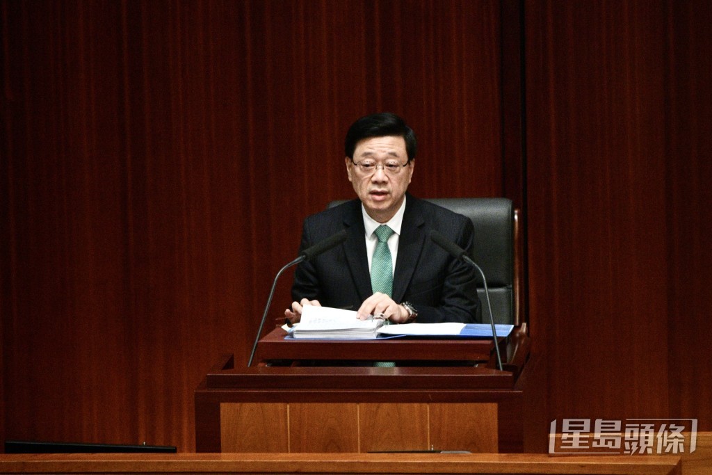 立法會會議，行政長官發表施政報告。盧江球攝