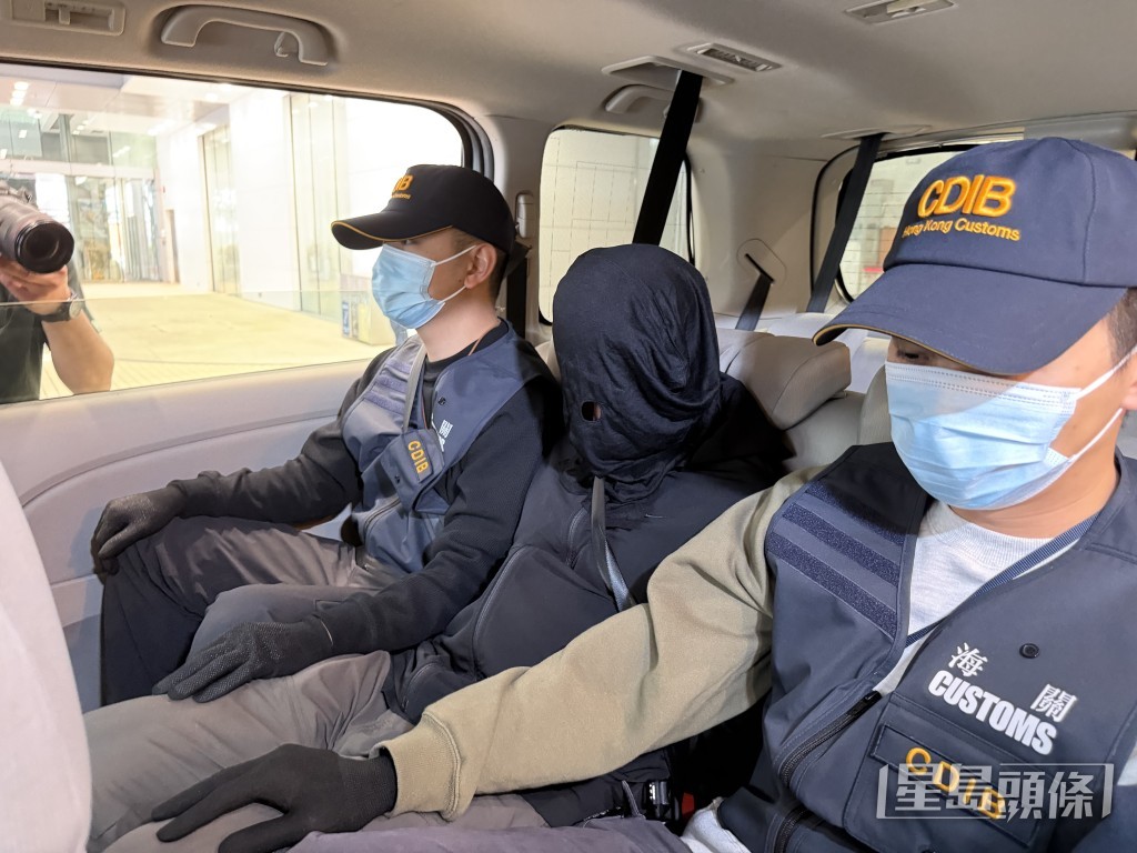 行動中海關拘捕4名負責搬貨的外籍男子。曾志恆攝