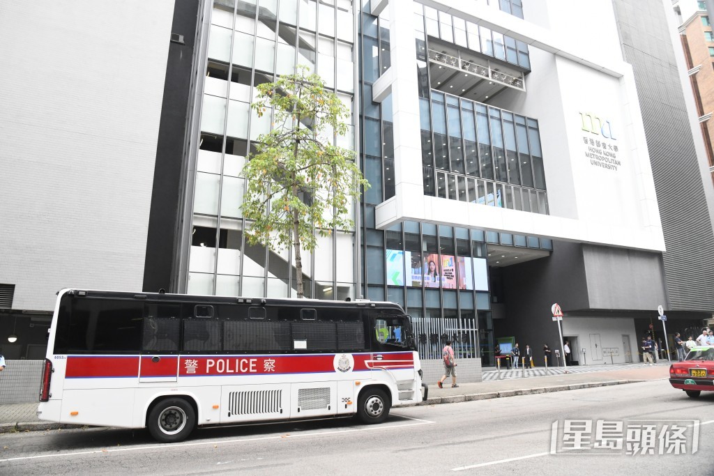 警方護送內地奧運健兒代表團部份運動員前往都大。何健勇攝