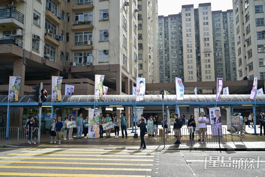 曾鈺成指今年直選票站8點時半開放，相信有所影響。鍾健華攝