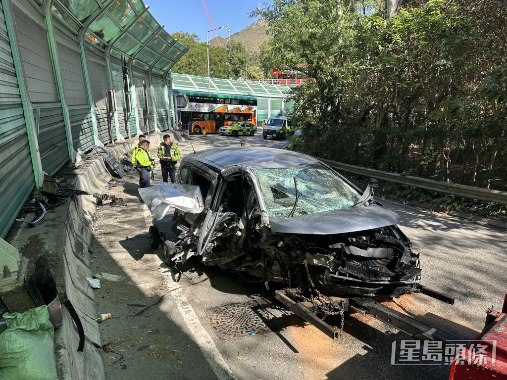 車頭盡毀。 車頭盡毀。