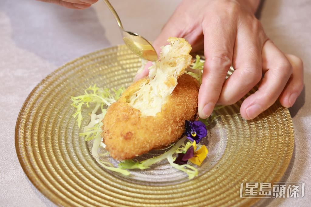招牌菜「炸釀鮮蟹蓋」用上新鮮手拆蟹肉,帶出口感與鮮味。 招牌菜「炸釀鮮蟹蓋」用上新鮮手拆蟹肉,帶出口感與鮮味。
