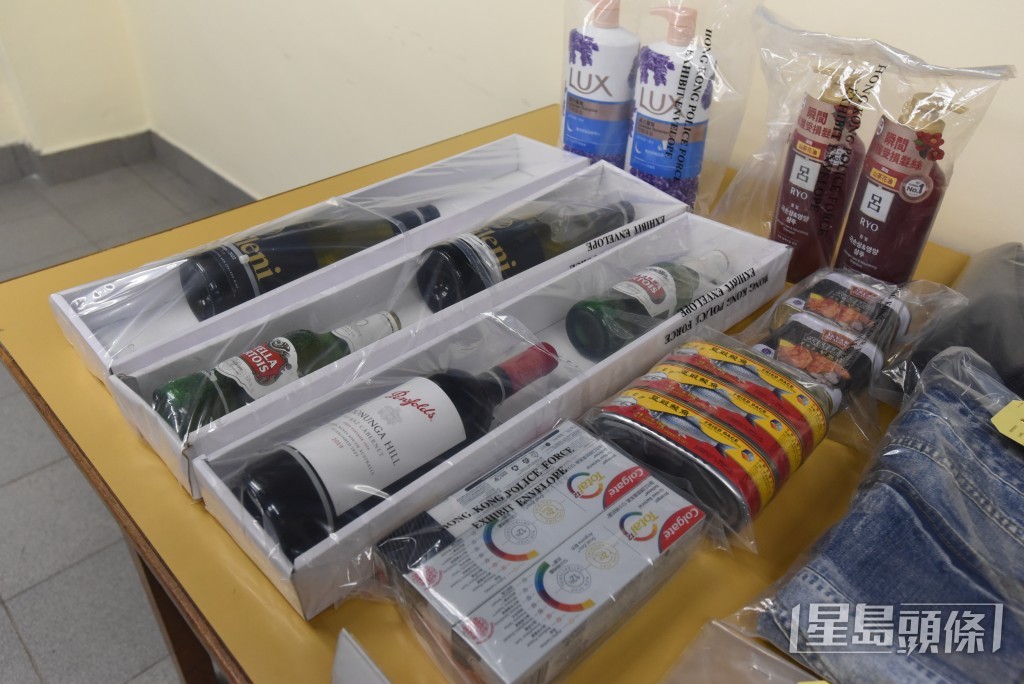 被盗物品包括豆豉鲮鱼、午餐肉、洗头水、红酒等。黄文威摄 被盗物品包括豆豉鲮鱼、午餐肉、洗头水、红酒等。黄文威摄