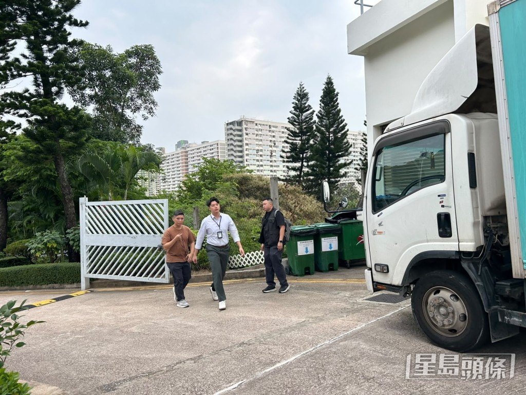 大批警員到場調查。 大批警員到場調查。