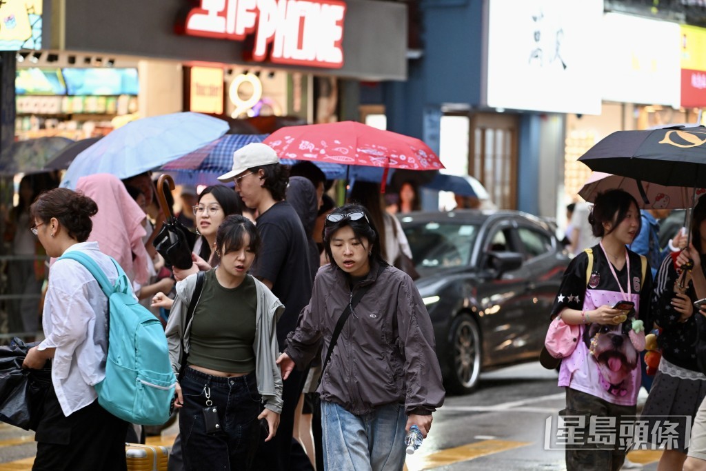天文台發紅色暴雨警告信號。資料圖片