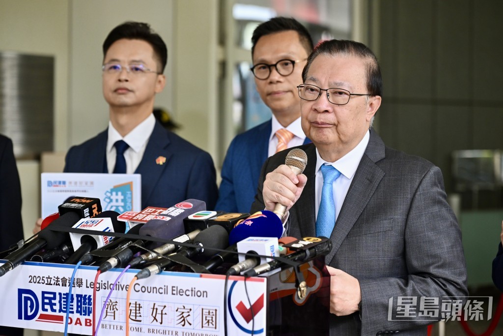 民建聯會務顧問譚耀宗、香港工商總會主席江達可到場支持。 民建聯會務顧問譚耀宗、香港工商總會主席江達可到場支持。