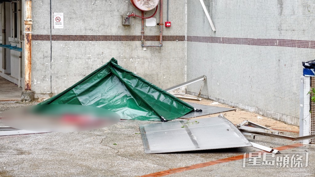 警員用綠色帳篷覆蓋遺體。 警員用綠色帳篷覆蓋遺體。