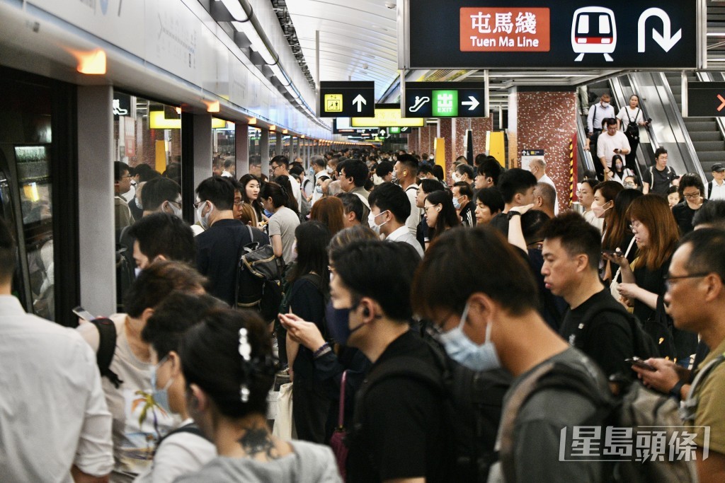 港鐵紅隧站出現人龍。盧江球攝