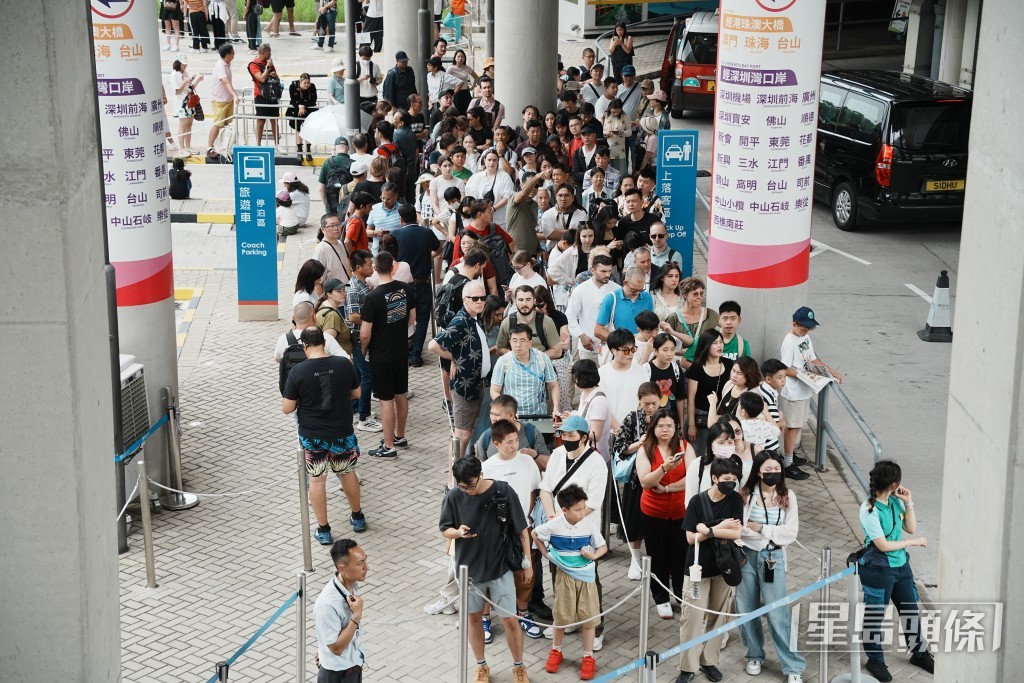 昂坪360纜車站人頭湧湧。汪旭峰攝 昂坪360纜車站人頭湧湧。汪旭峰攝