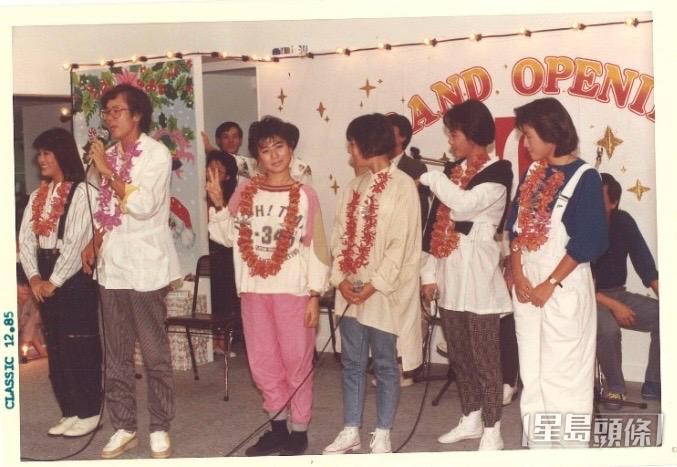 黃百鳴（左二）於1985年與開心少女組成員陳加玲（左一），左三起︰羅明珠、柏安妮、羅美薇到吉隆坡宣傳電影《開心樂園》。