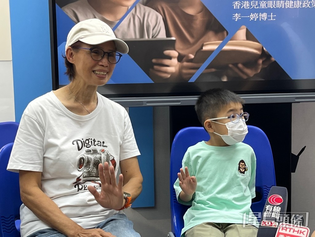 升讀小學一年級的五歲小朋友吳傲然（右）和外婆（左）。
