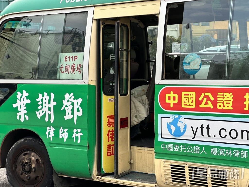 司機遺體以白布遮蓋。梁國峰攝 司機遺體以白布遮蓋。梁國峰攝