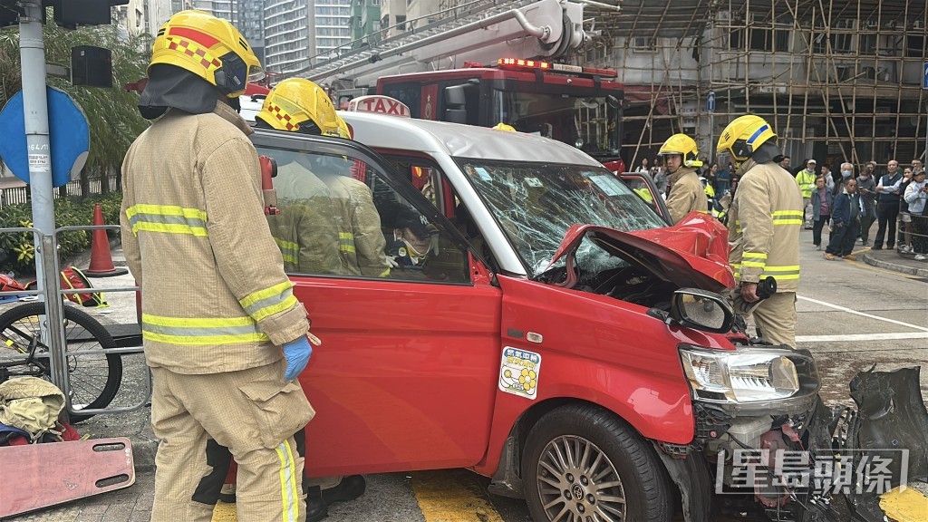 的士司機被困車廂內。劉漢權攝