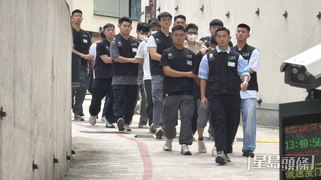 被捕黑工帶署調查。梁國峰攝