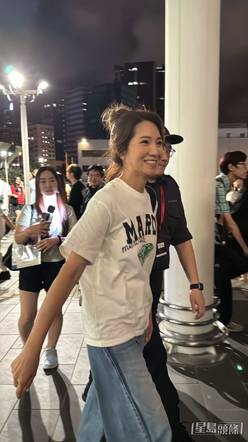 車婉婉入場。