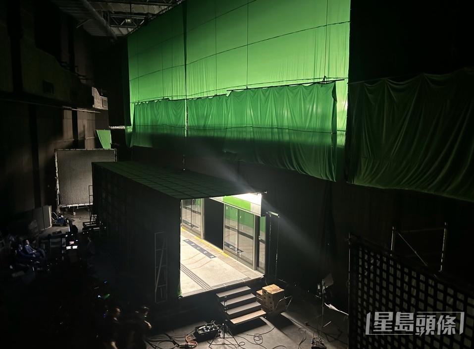 片廠的高度不足，需要向上作綠幕的延伸，以便後期製作電腦特效。