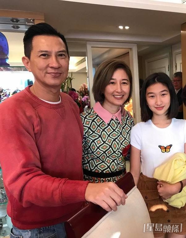 張家輝一家三口好溫馨。