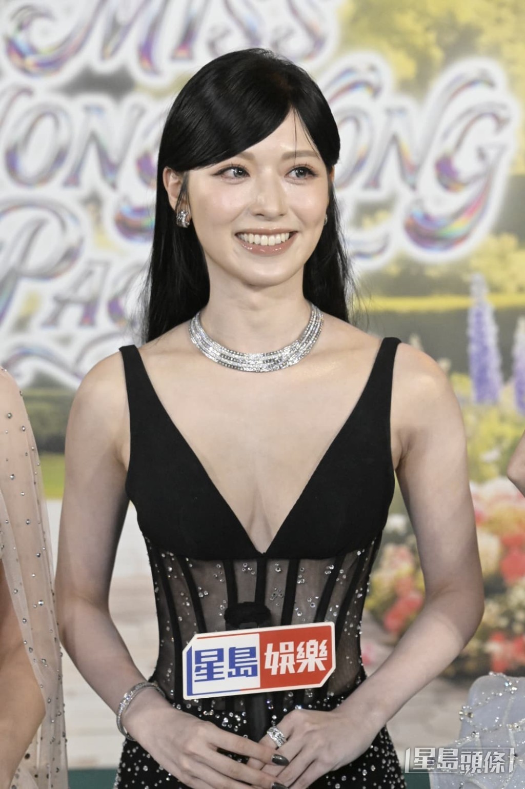 馮盈盈今晚以價值7位數鑽鍊閃爆現身。 馮盈盈今晚以價值7位數鑽鍊閃爆現身。
