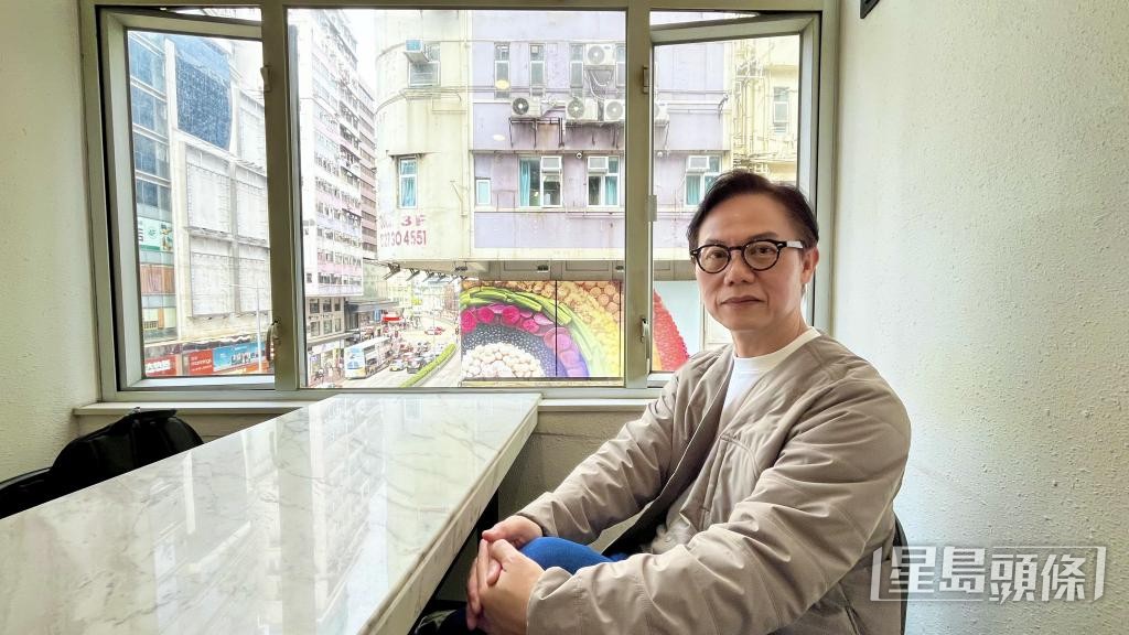 吴家荣在单位靠窗一角增设吧枱，让住客可以俯瞰街景，感受人气。