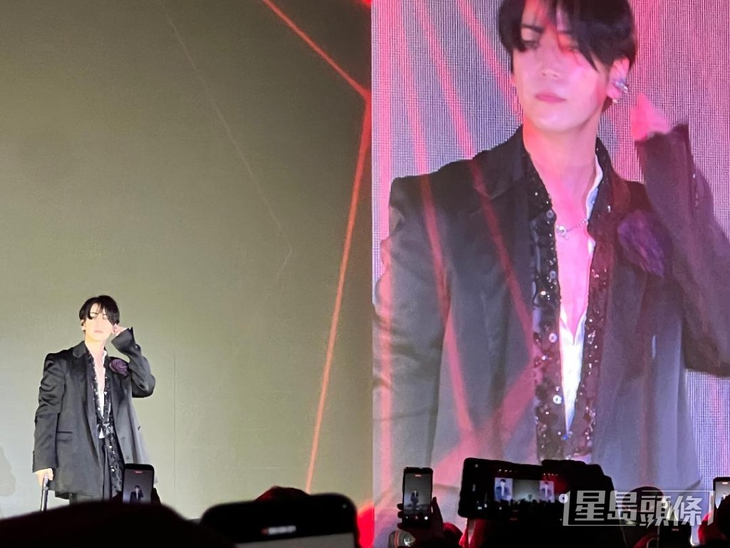 身穿黑色西裝的龜梨型仔登場。