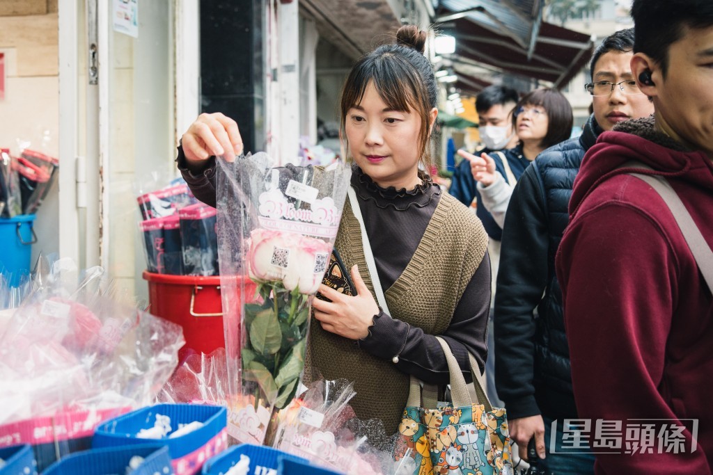 有女士前來買花。汪旭峰攝