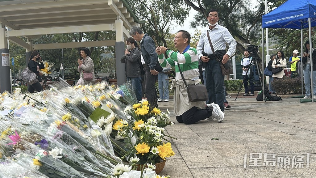 有市民跪地拜祭。