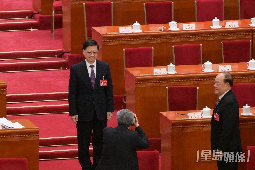 会议结束后，李家超与贺一诚独留合照。苏正谦摄