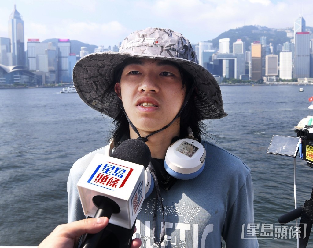 廣州旅客曾先生表示,自己是軍事及航空迷,上周四抵港後,去過青衣路、摩星嶺、迪士尼樂園等拍攝位。何君健攝 廣州旅客曾先生表示,自己是軍事及航空迷,上周四抵港後,去過青衣路、摩星嶺、迪士尼樂園等拍攝位。何君健攝