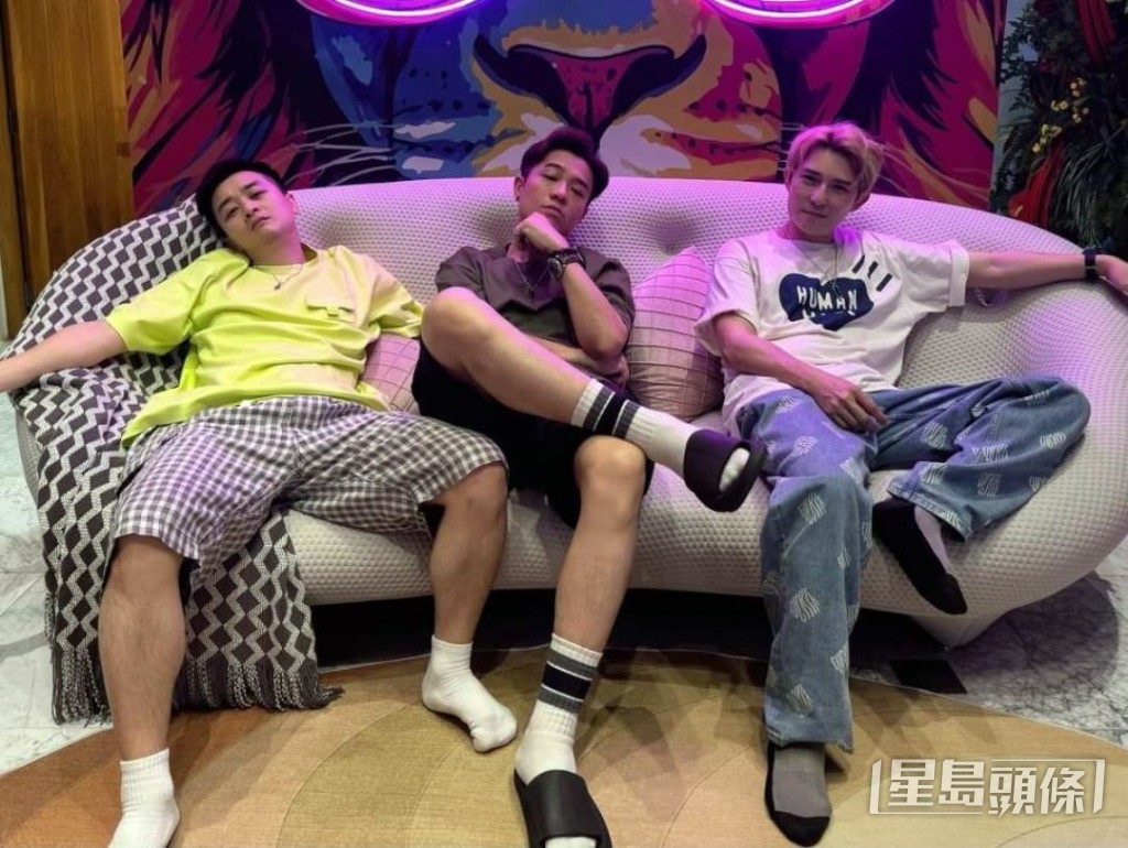 谭辉智(左起)、梁浩贤、刘威煌摊喺梳化等直播,网民指辉智连脚趾都识做戏。 谭辉智(左起)、梁浩贤、刘威煌摊喺梳化等直播,网民指辉智连脚趾都识做戏。