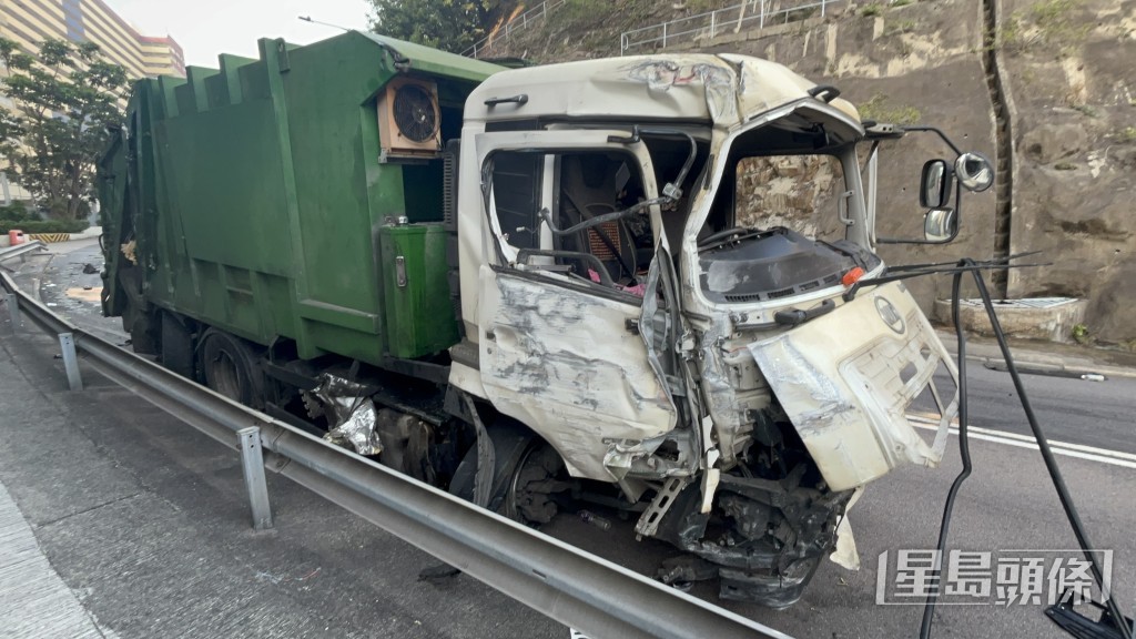 垃圾車車頭損毀不堪。 垃圾車車頭損毀不堪。