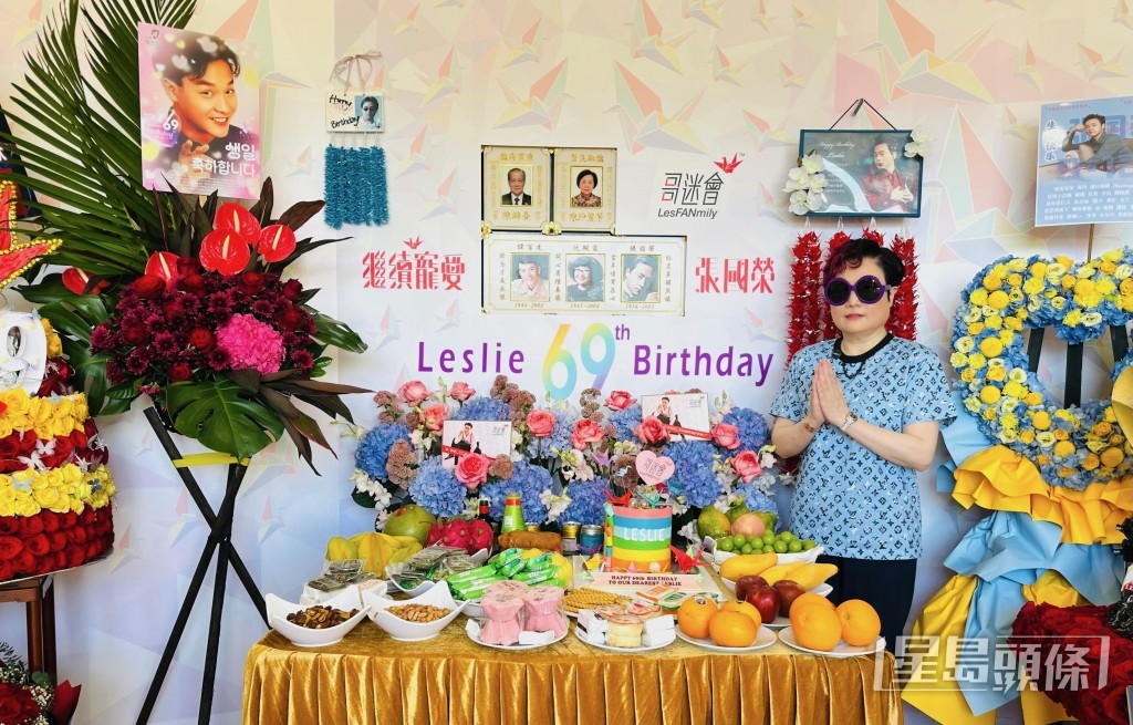陳太到寶福山向哥哥送上祝福。
