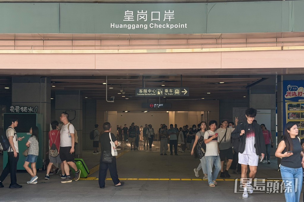 鄧炳強引述數據指,開通初期周日平均有超過8萬人次使用,周五單日更突破9萬人次。 鄧炳強引述數據指,開通初期周日平均有超過8萬人次使用,周五單日更突破9萬人次。