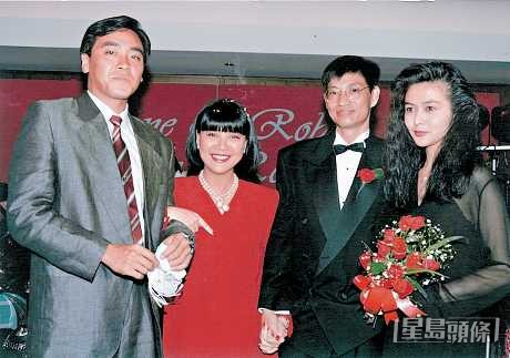 金燕玲曾有兩段婚姻，1975年嫁采蝶軒老闆梁廷斌，惜維繫6年便結束，1989年因意外懷孕與英國執業大律師Robert Wong（右二）結婚。