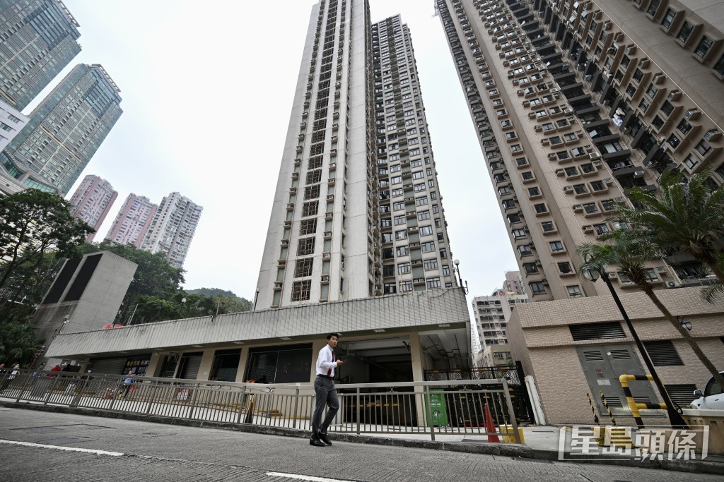 北角富澤花園富嘉閣則已完成拆除棚網。 北角富澤花園富嘉閣則已完成拆除棚網。