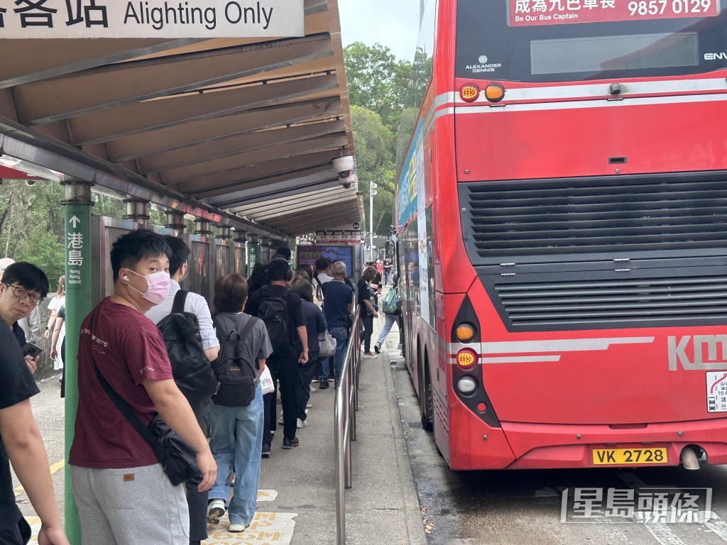 候車人龍長。梁國峰攝 候車人龍長。梁國峰攝