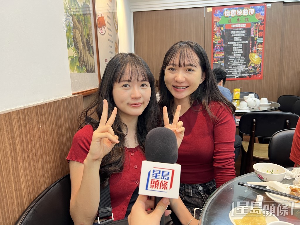 (左起)台灣旅客童小姐和張小姐對搭枱、推車點心等安排感到新鮮。曹露尹攝 (左起)台灣旅客童小姐和張小姐對搭枱、推車點心等安排感到新鮮。曹露尹攝