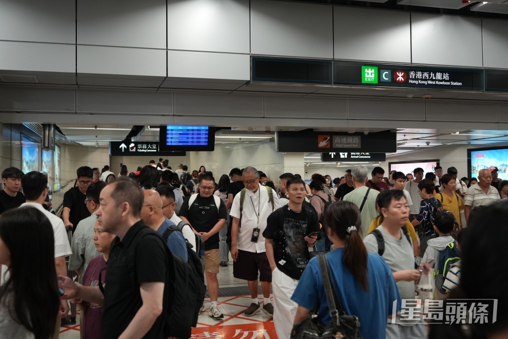 一連3日的端午節假期今日(19日)開始,各個口岸迎來出境人潮。 一連3日的端午節假期今日(19日)開始,各個口岸迎來出境人潮。