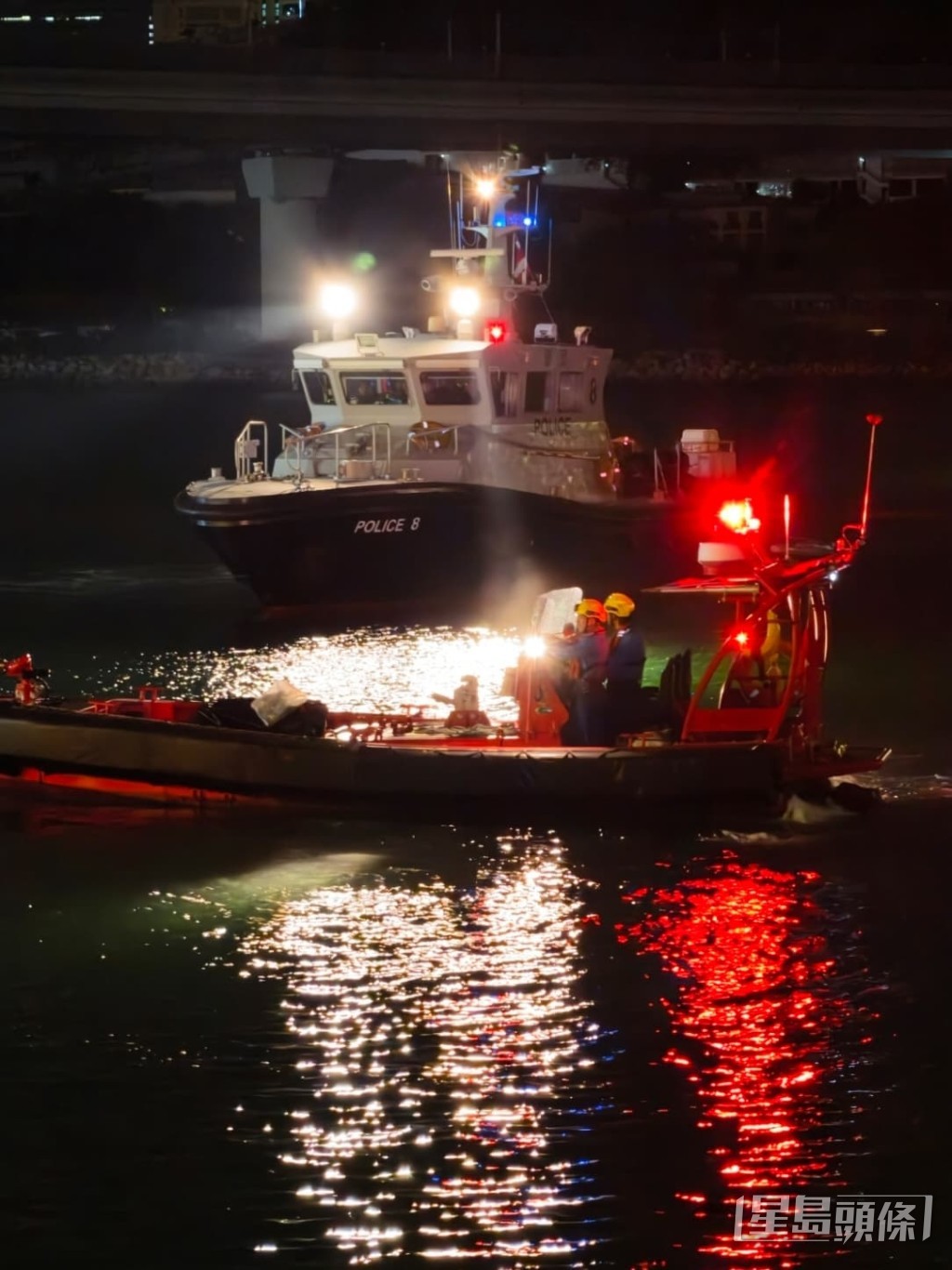 水警船及消防輪趕至搜索。 水警船及消防輪趕至搜索。