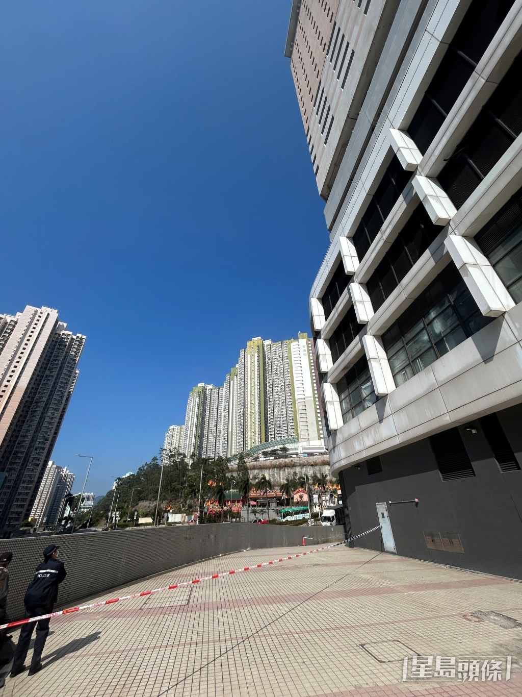 中年漢由商場平台墮樓。楊偉亨攝