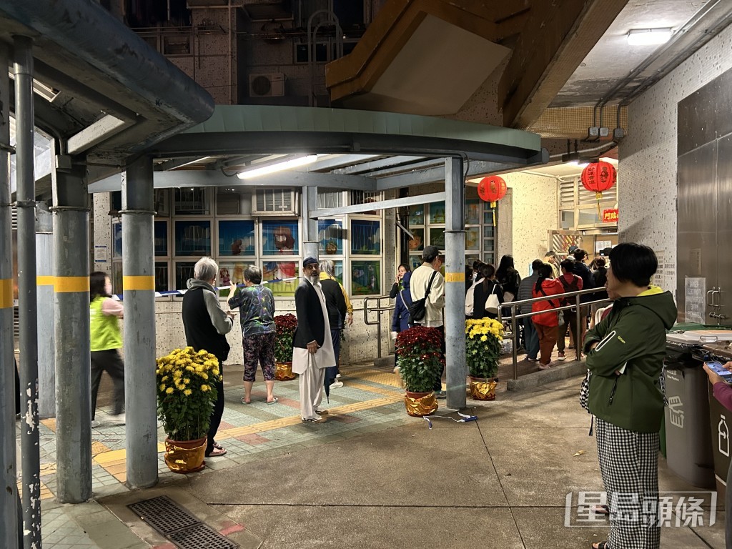 大批住客疏散至樓下暫避。