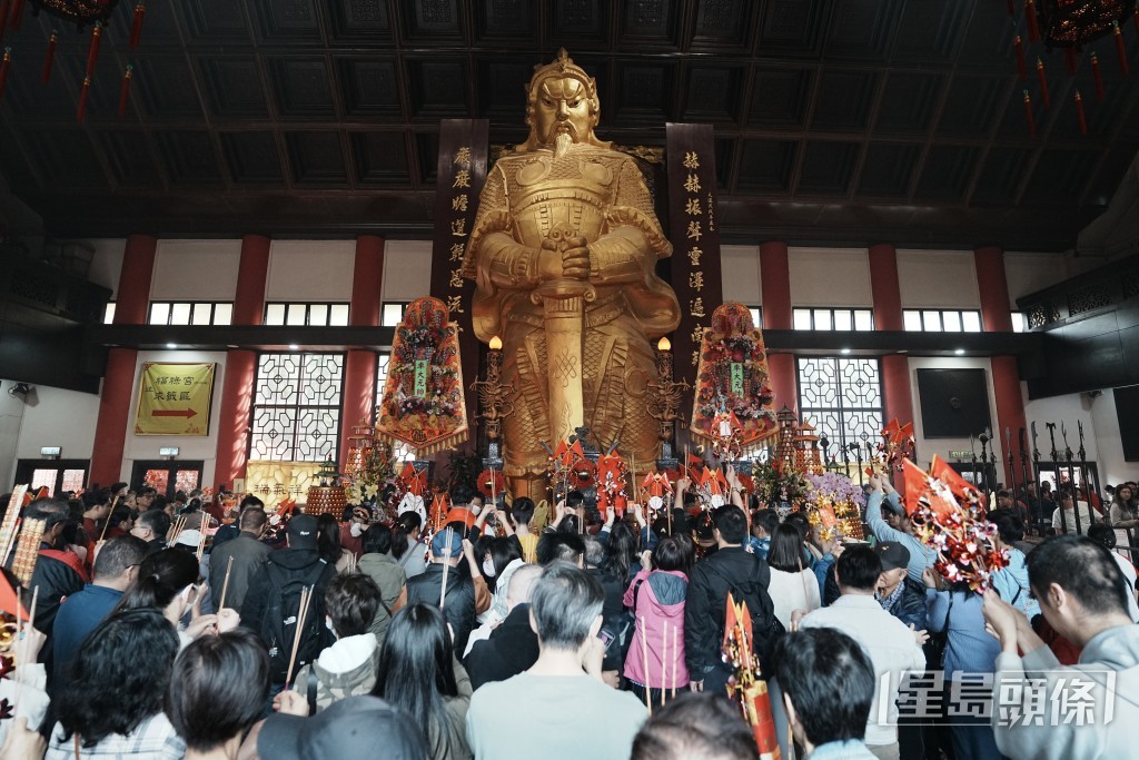 廟內現場香火鼎盛。 廟內現場香火鼎盛。