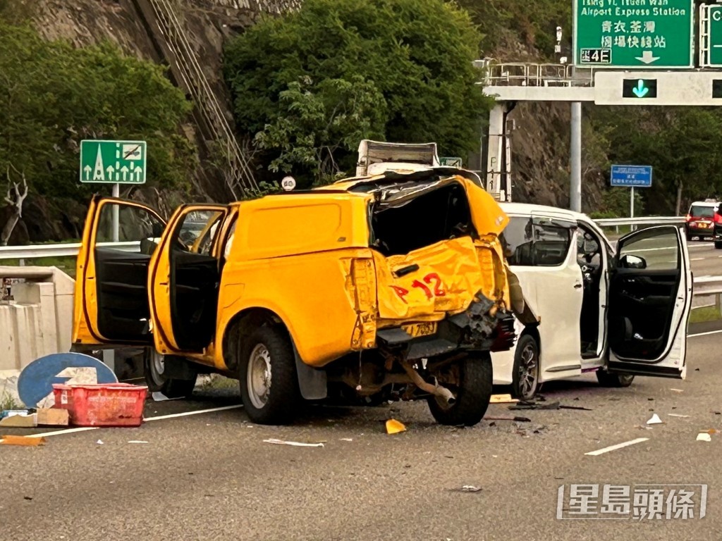 捱撞巡邏車車尾嚴重變形。 捱撞巡邏車車尾嚴重變形。