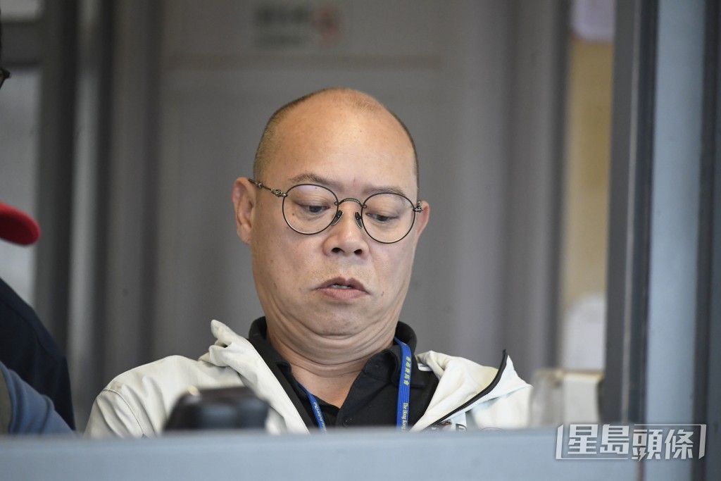 彪形勇將」昨朝試跑前蘇偉賢向奧爾民親落柯打，課後再趕返接馬向騎者問長問短。