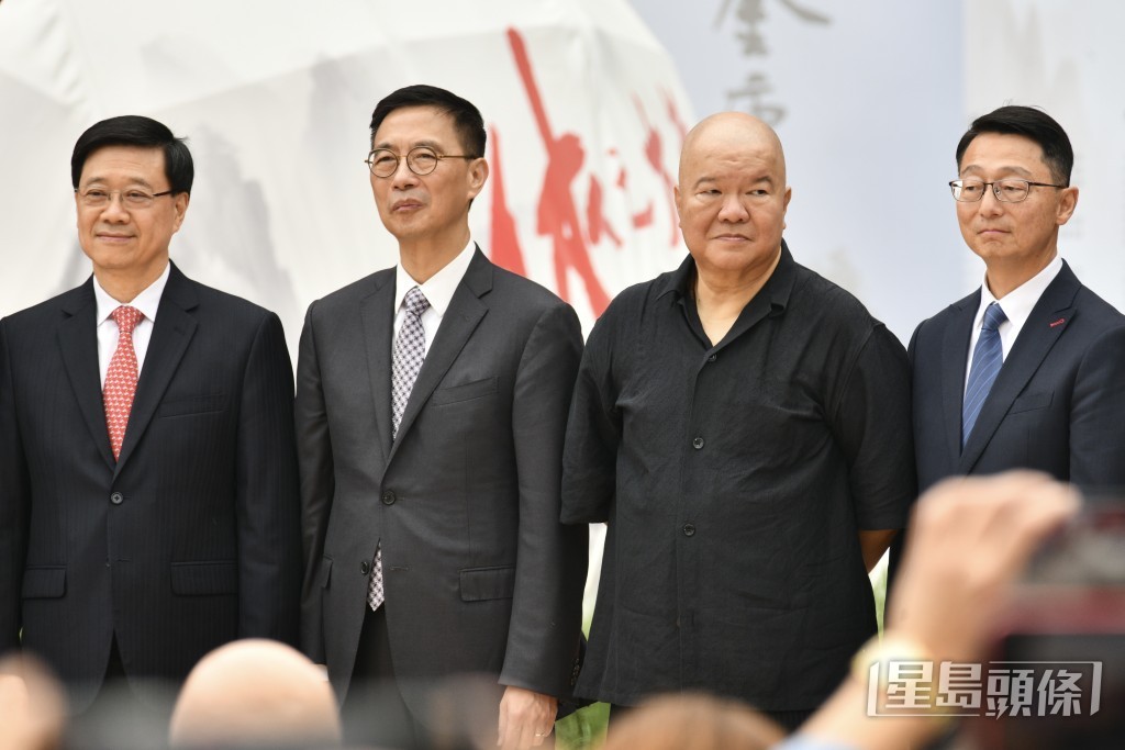 行政長官李家超（左一）、文化體育及旅遊局局長楊潤雄（左二）、查良鏞次子查傳倜（右二）。盧江球攝
