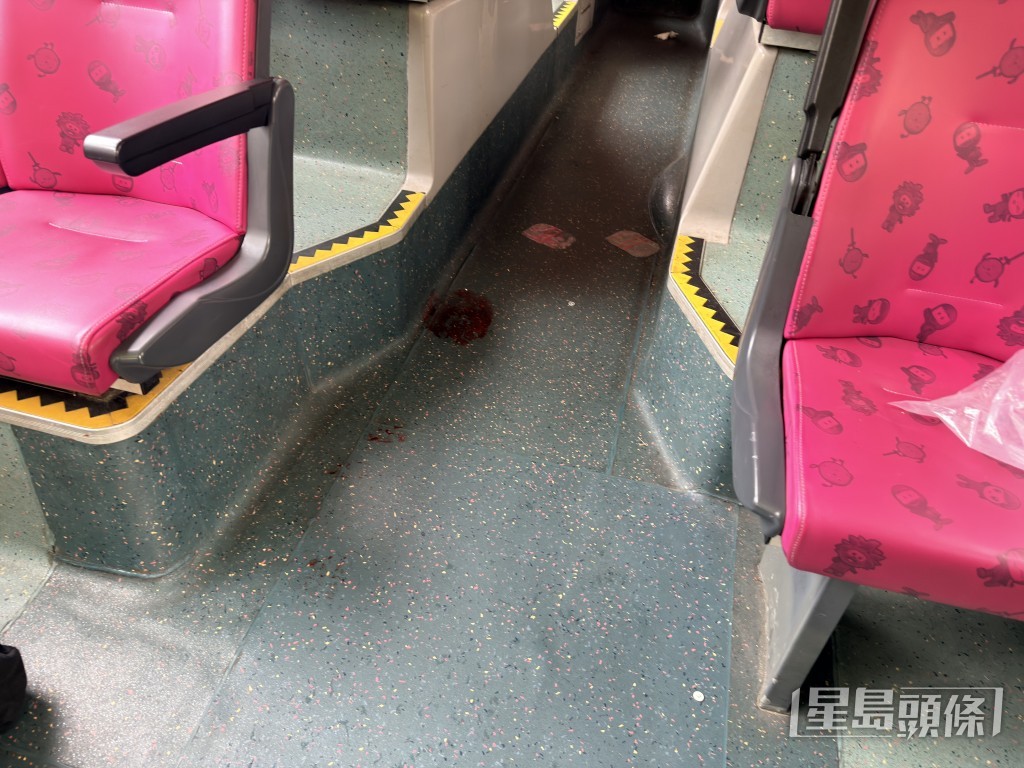 車廂遺下一灘鮮血。梁國峰攝 車廂遺下一灘鮮血。梁國峰攝